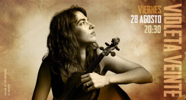 Mujer tocando el violonchelo en un evento musical