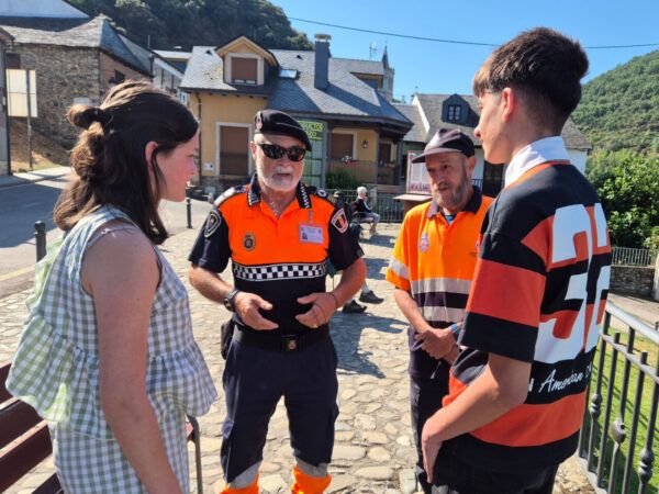 Jóvenes conversando con un miembro de Protección Civil en el Bierzo