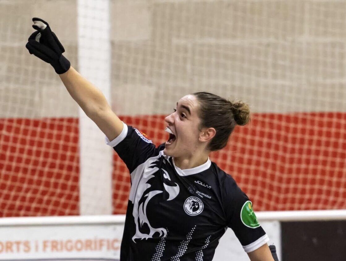 Carla Castro celebrando un gol durante un partido de hockey