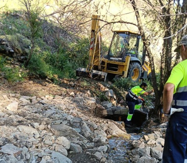 Trabajadores de la Brigada de Medio Rural en Carracedo de Compludo limpiando una captación de agua.
