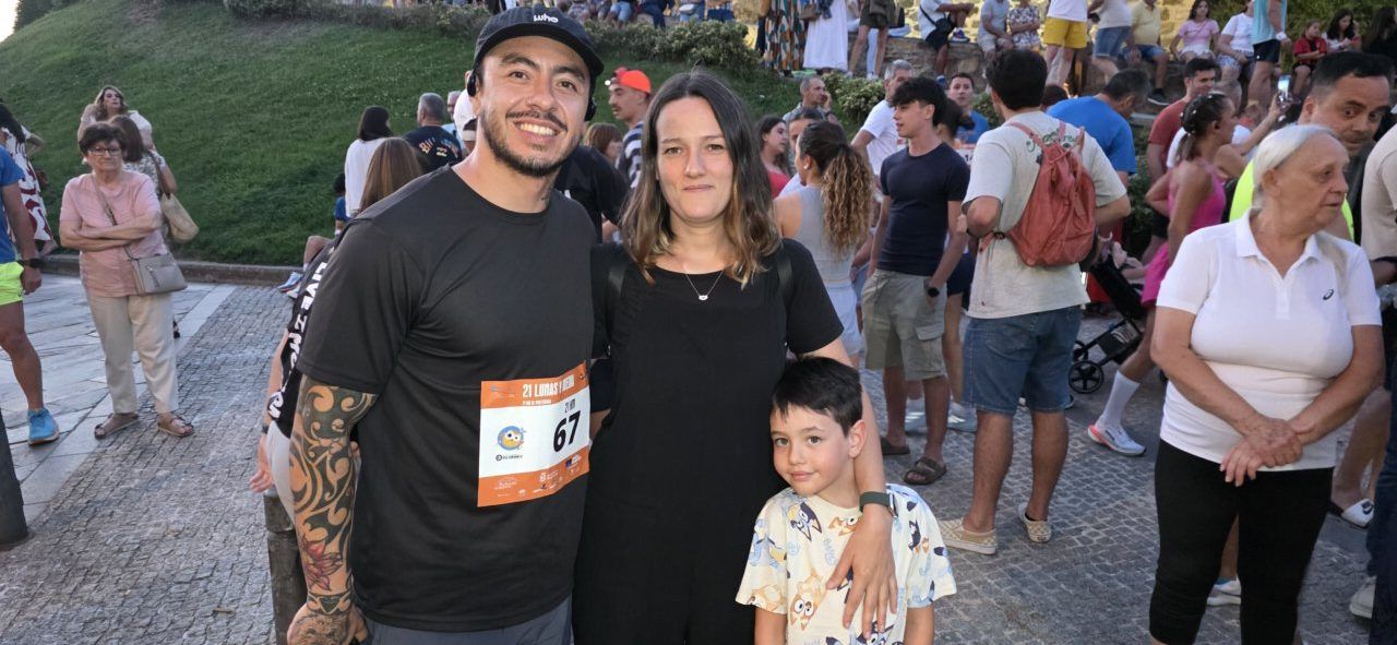 Familia sonriente en la carrera nocturna 21 Lunas y Media en Ponferrada