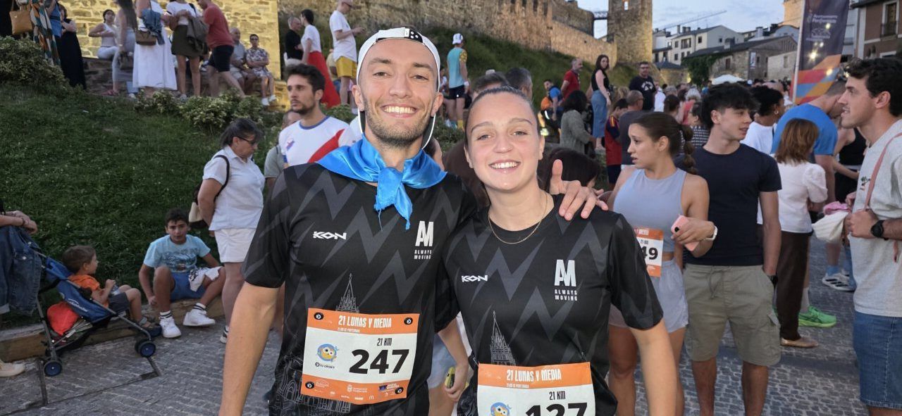 Corredores sonrientes en la carrera nocturna '21 Lunas y Media' en Ponferrada