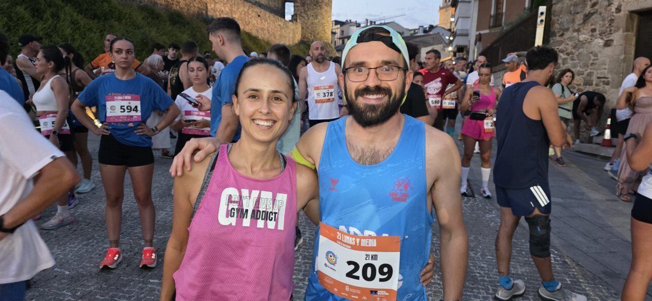 Participantes sonrientes en la carrera nocturna 21 Lunas y Media en Ponferrada