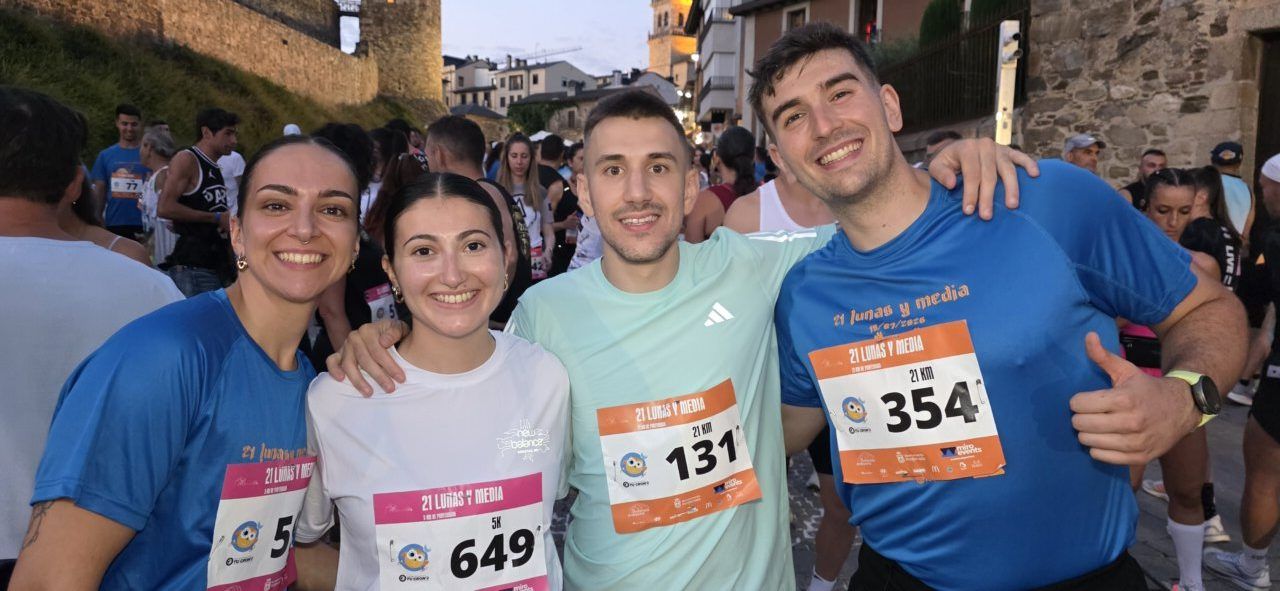 Cuatro corredores sonrientes en la carrera nocturna 21 Lunas y Media