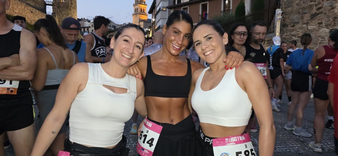 Tres mujeres sonrientes en la carrera nocturna 21 Lunas y Media en Ponferrada
