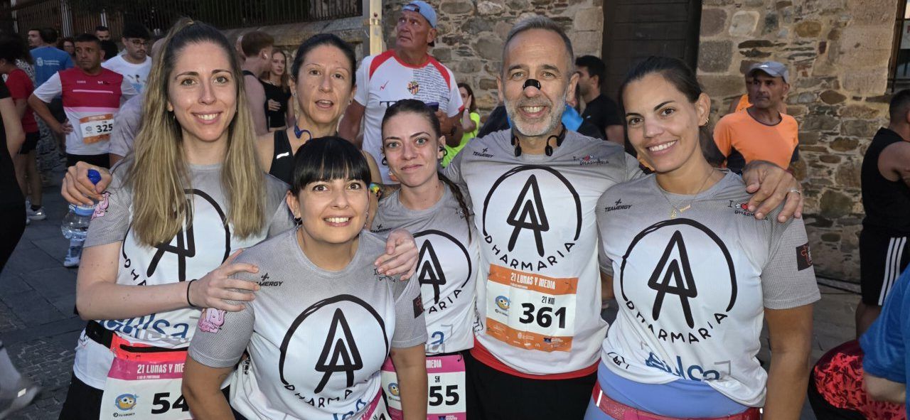 Grupo de corredores listos para la carrera nocturna en Ponferrada