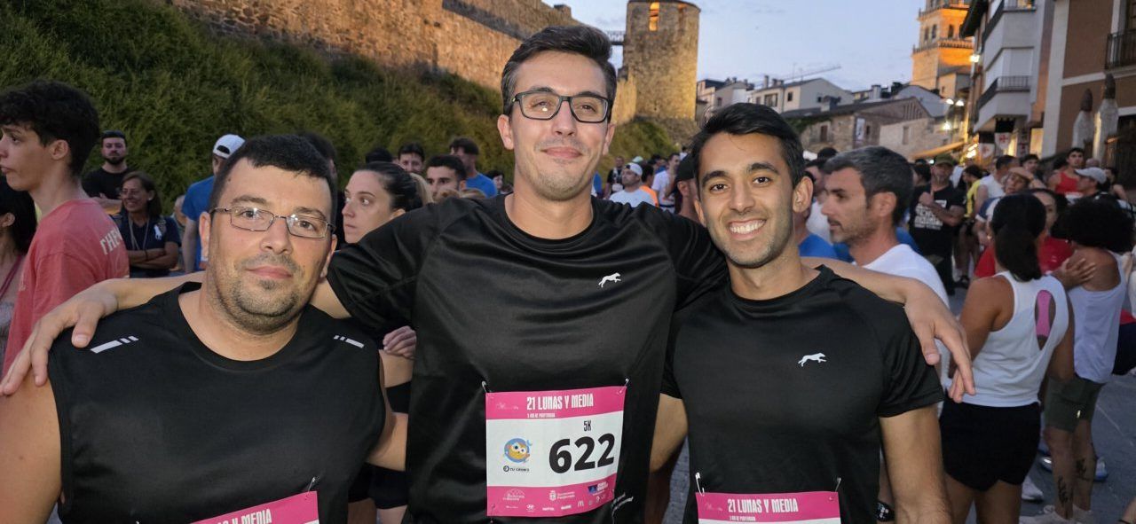 Tres corredores sonrientes en la carrera nocturna '21 Lunas y Media' en Ponferrada
