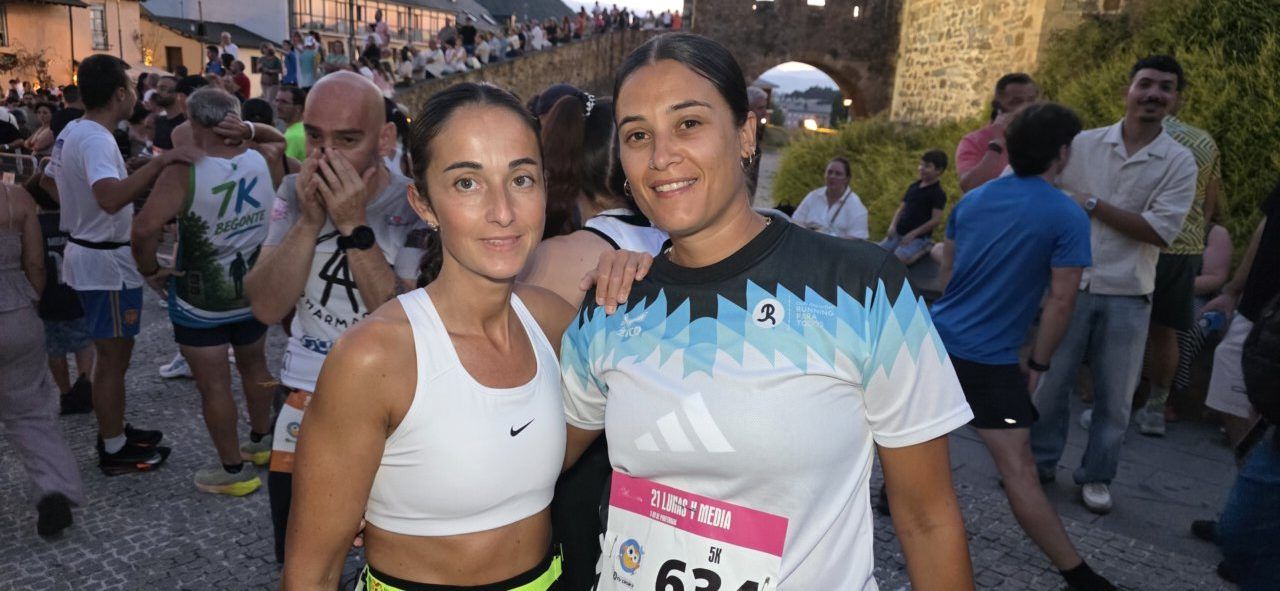 Dos mujeres sonrientes antes de la carrera nocturna en Ponferrada