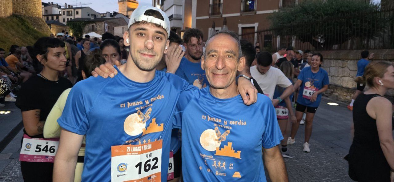 Corredores listos para la carrera nocturna 21 Lunas y Media en Ponferrada