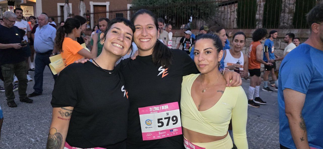 Tres participantes sonrientes en la carrera nocturna 21 Lunas y Media