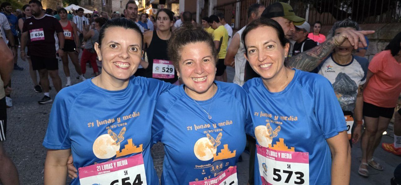 Tres corredoras sonrientes en la carrera nocturna 21 Lunas y Media