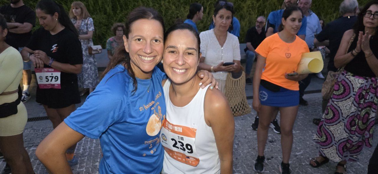 Dos mujeres sonrientes en la carrera nocturna 21 Lunas y Media