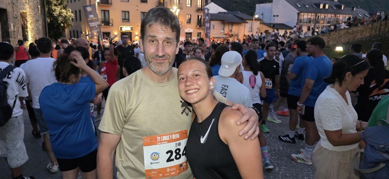 Corredores sonrientes en la carrera nocturna 21 Lunas y Media en Ponferrada