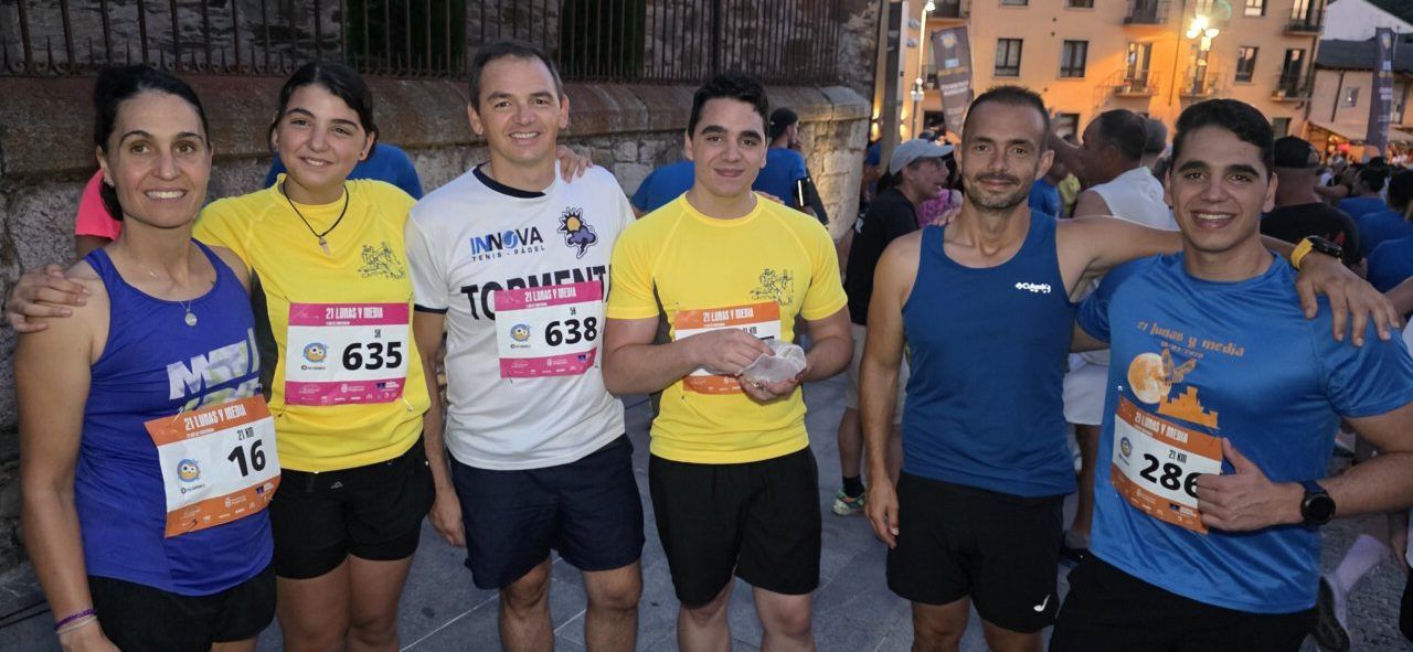 Grupo de corredores listos para la carrera nocturna '21 Lunas y Media' en Ponferrada