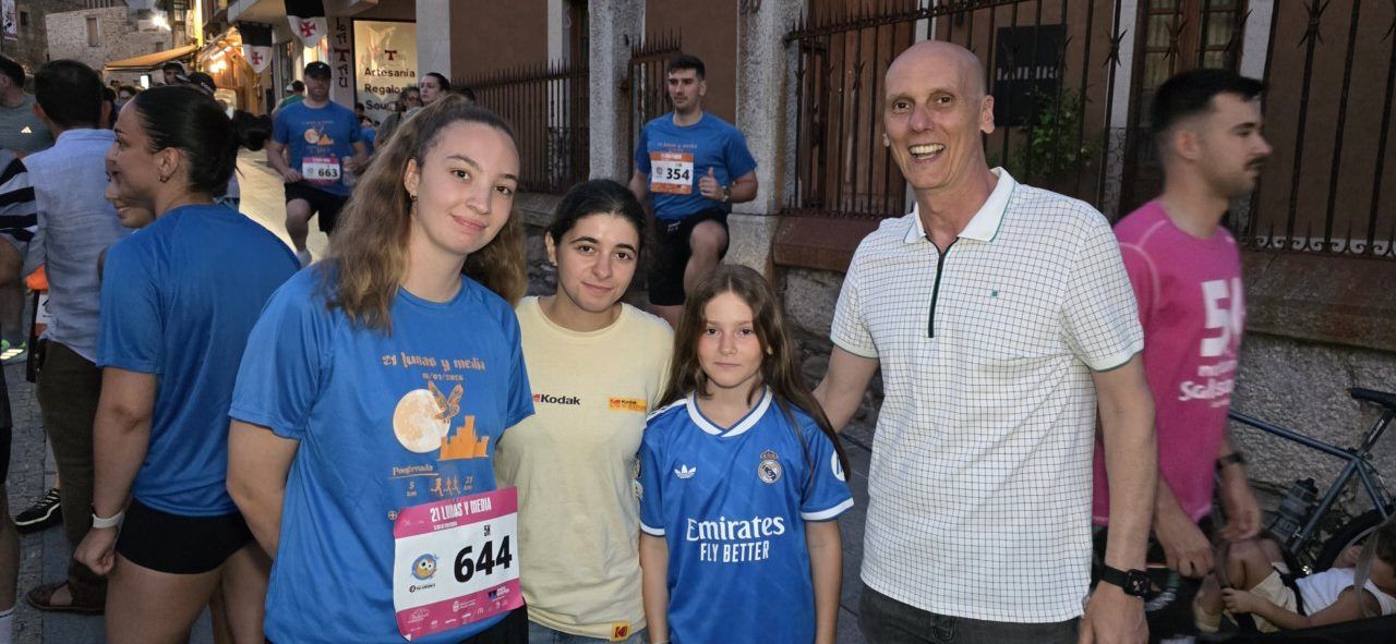 Grupo de corredores y participantes en la carrera nocturna 21 Lunas y Media