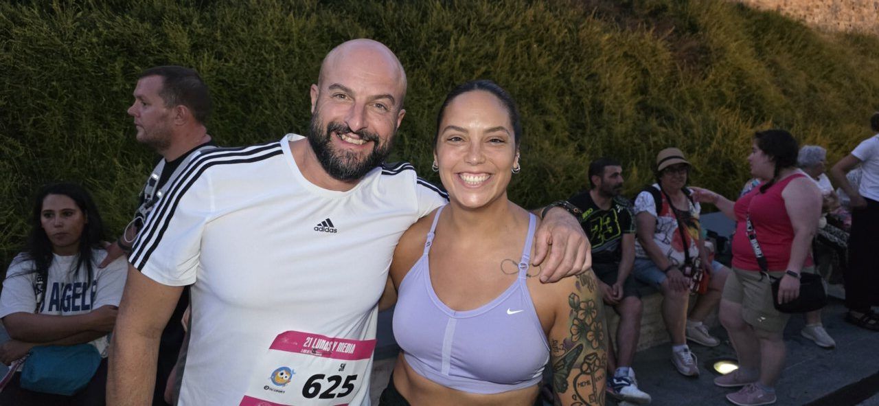 Participantes sonrientes en la carrera nocturna 21 Lunas y Media en Ponferrada