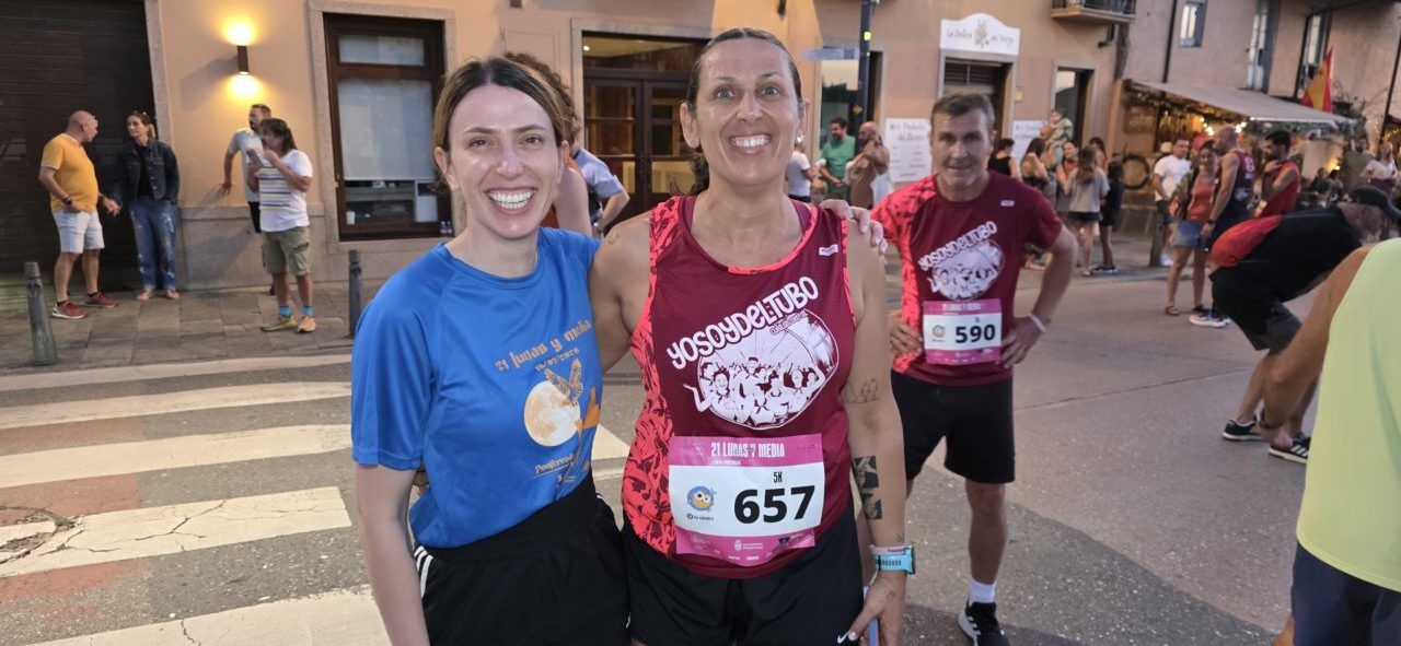 Dos corredoras sonrientes en la carrera nocturna 21 Lunas y Media en Ponferrada