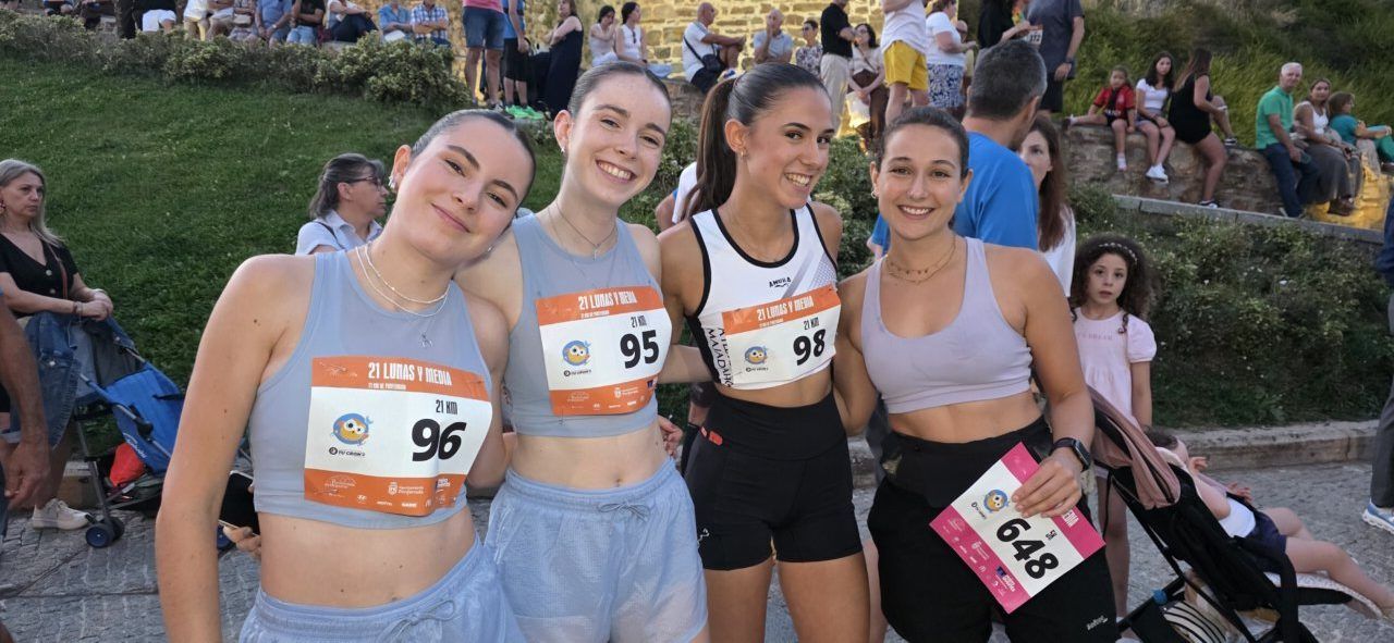 Cuatro corredoras sonrientes en la carrera nocturna 21 Lunas y Media