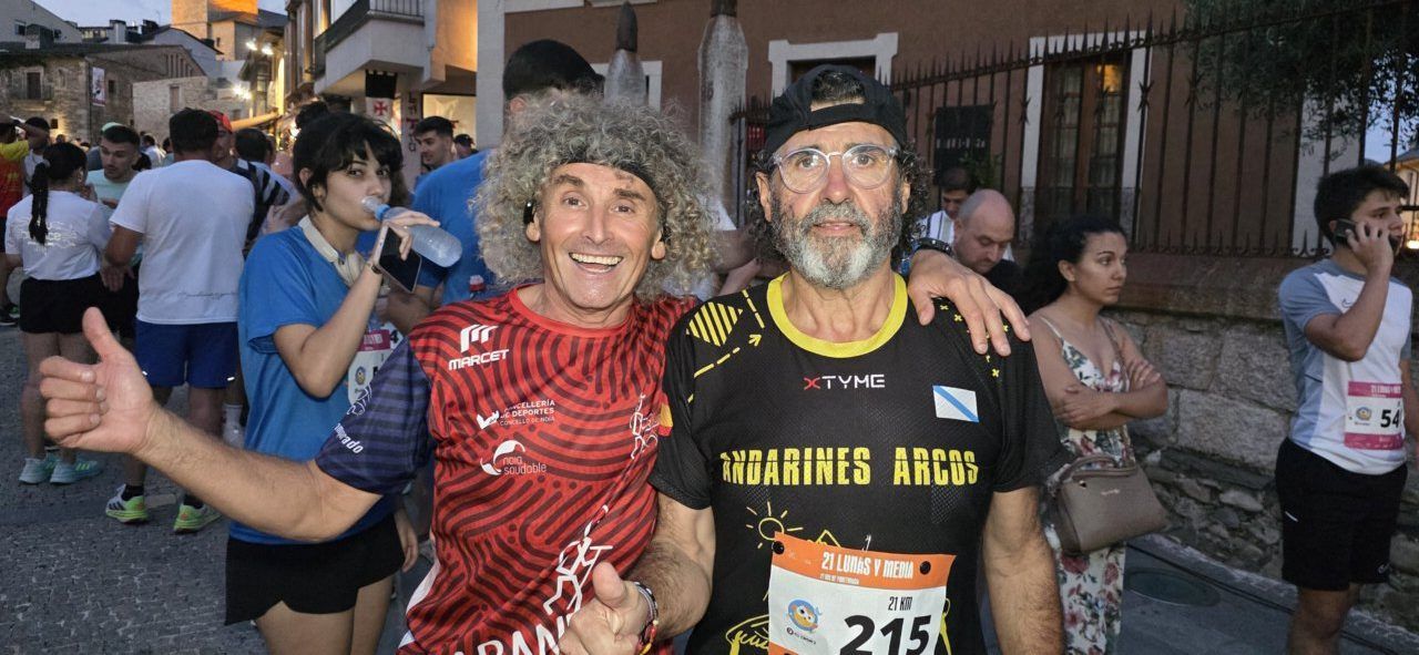 Corredores sonrientes en la carrera nocturna 21 Lunas y Media en Ponferrada