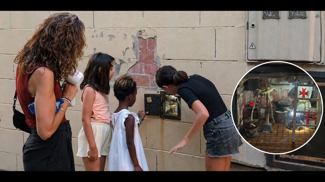 Niños observando la casita del Ratoncito Pérez decorada con temática templaria
