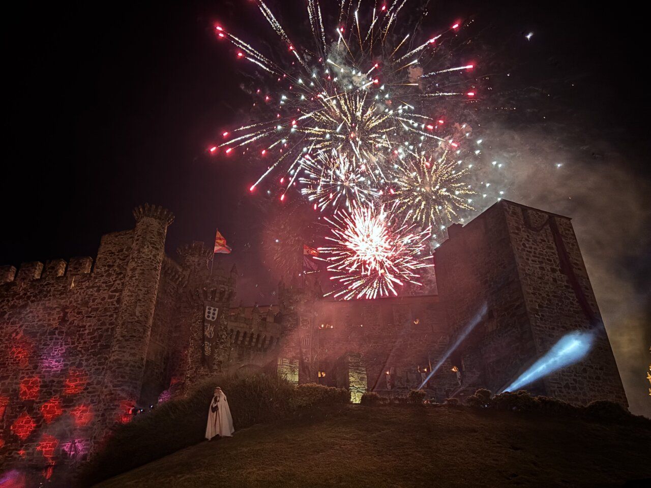 Castillo de los Templarios iluminado con fuegos artificiales