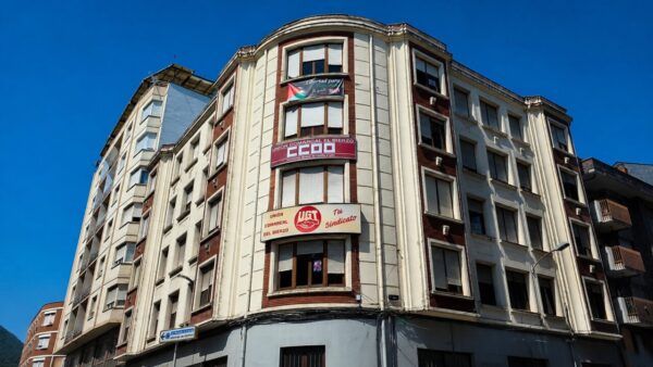 Edificio de la sede de CCOO en Ponferrada bajo un cielo azul