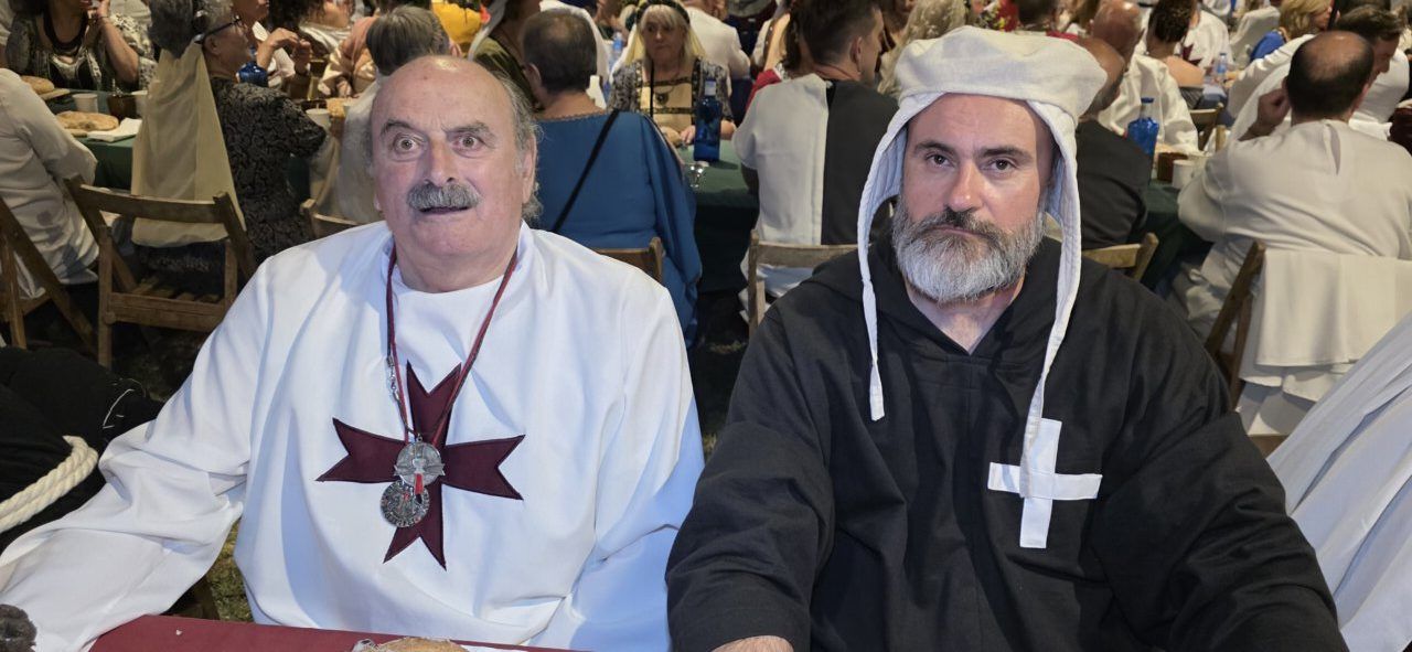 Dos hombres vestidos con trajes de templarios en una cena en Ponferrada