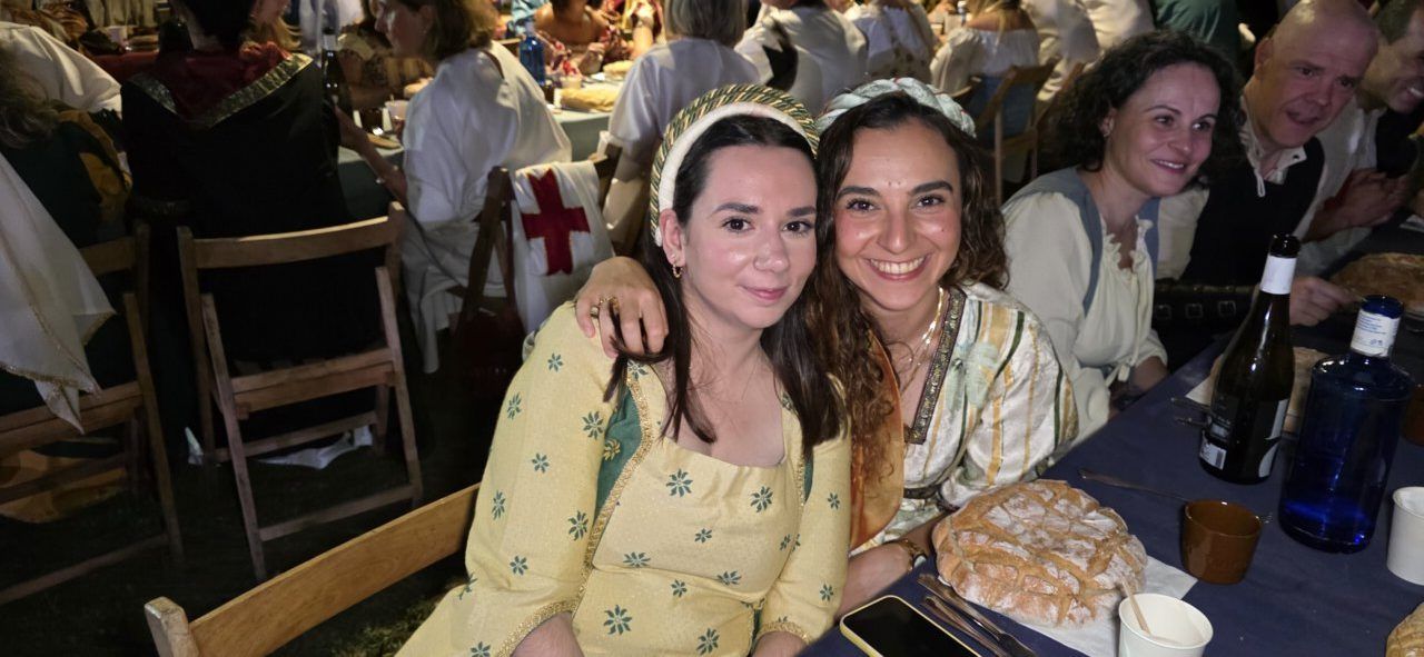 Dos mujeres sonrientes en la Cena Templaria en Ponferrada