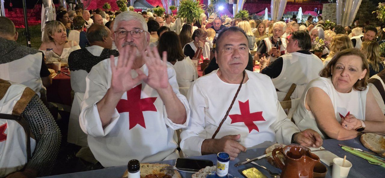 Participantes en la Cena Templaria con vestimenta tradicional en Ponferrada.