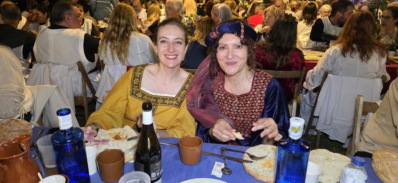 Dos mujeres sonrientes en la Cena Templaria de Ponferrada 2026