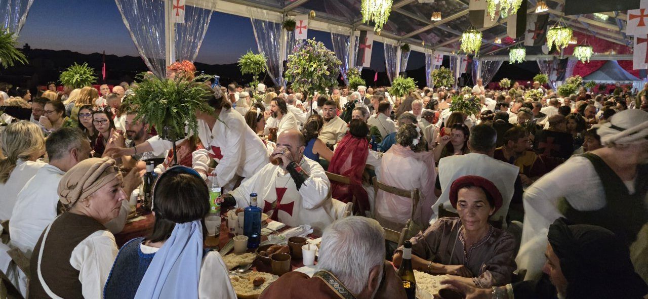 Participantes en la Cena Templaria vestidos con trajes medievales en Ponferrada