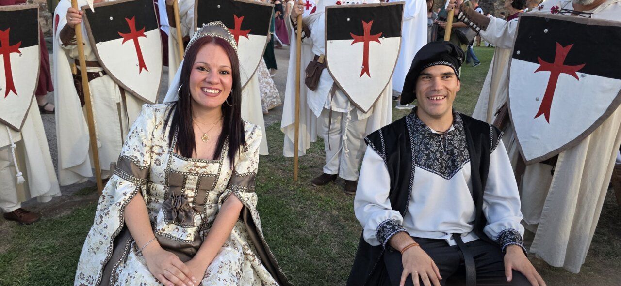 Pareja vestida con trajes medievales en la Cena Templaria de Ponferrada