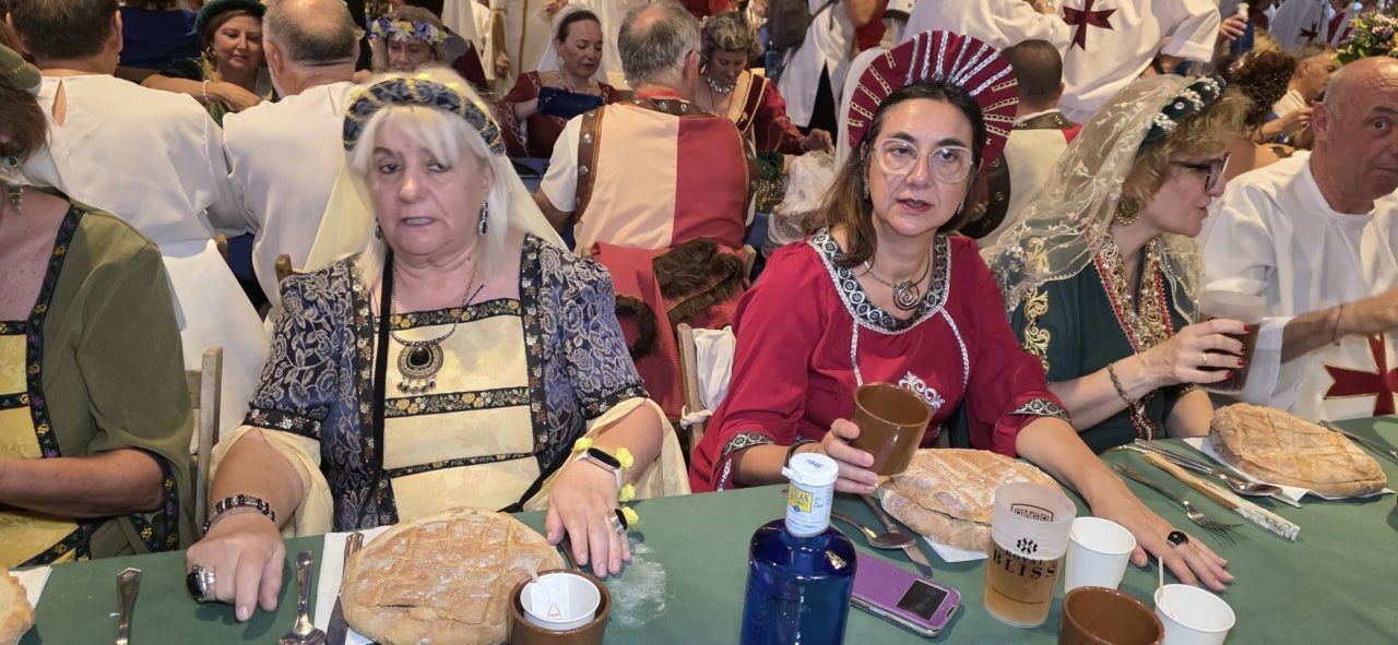 Participantes en la Cena Templaria en Ponferrada, vestidos con trajes medievales