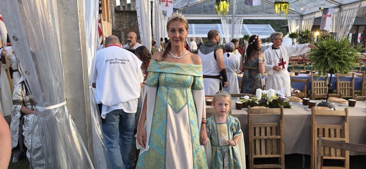 Mujer y niña vestidas con trajes medievales en la Cena Templaria