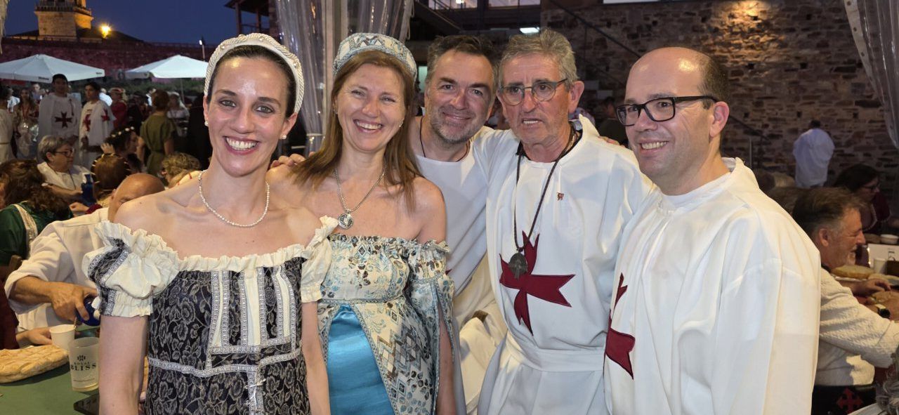 Grupo de personas en la Cena Templaria en Ponferrada
