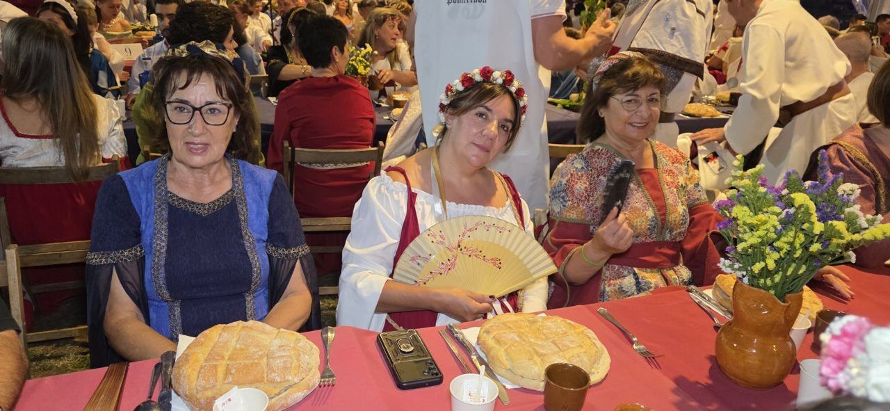 Participantes en la Cena Templaria de Ponferrada con vestimenta tradicional