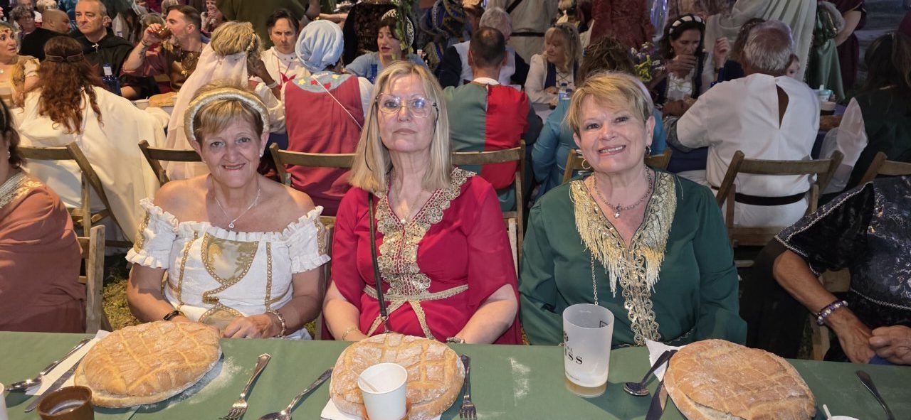 Tres mujeres vestidas con trajes tradicionales en la Cena Templaria