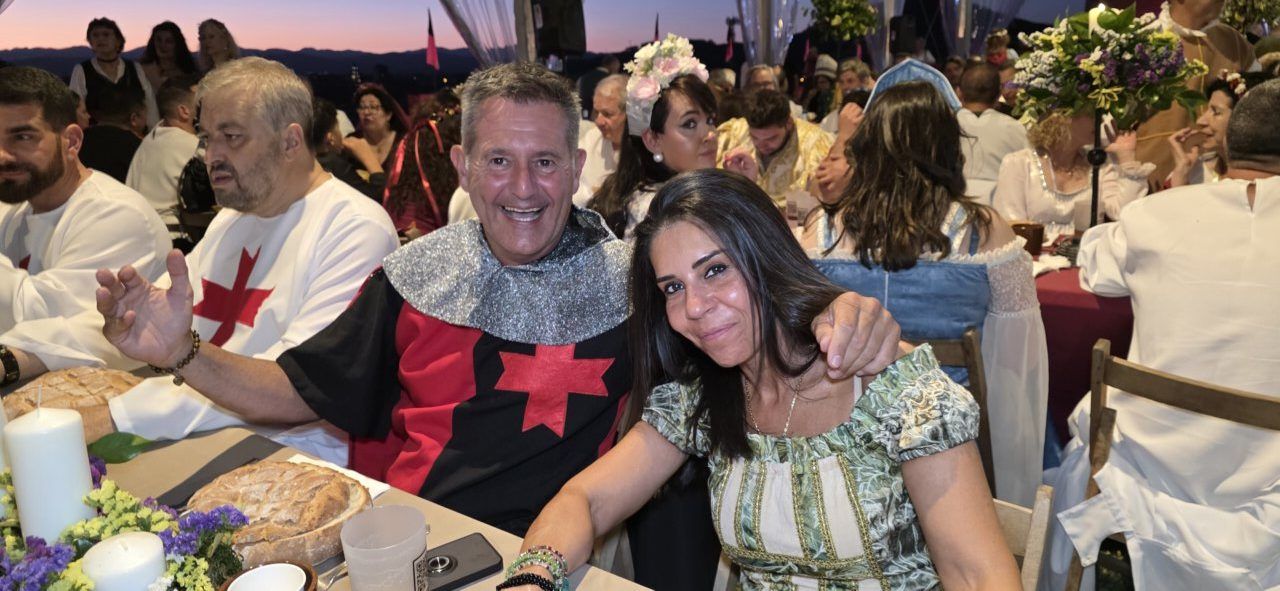 Personas disfrutando de la Cena Templaria en Ponferrada con vestimenta medieval.