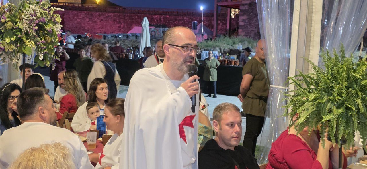 Alcalde de Ponferrada hablando en la Cena Templaria 2026