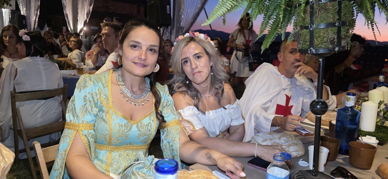 Participantes en la Cena Templaria con vestimenta histórica en Ponferrada