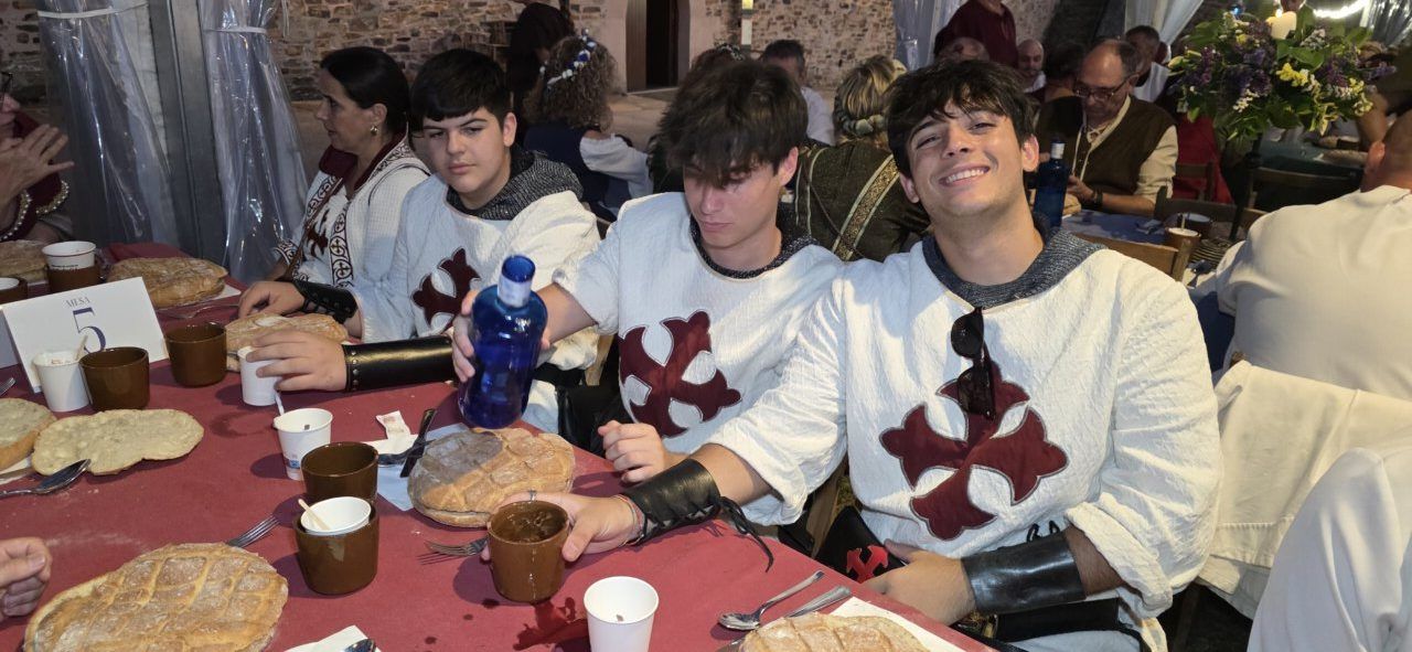 Grupo de jóvenes en la Cena Templaria con vestimenta medieval