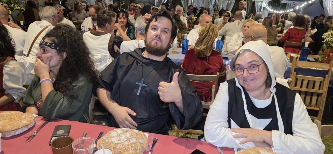 Participantes en la Cena Templaria disfrutando de la comida y la compañía.