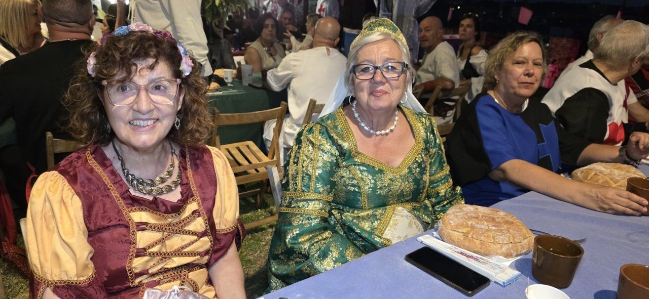 Participantes en la Cena Templaria con vestimenta medieval en Ponferrada