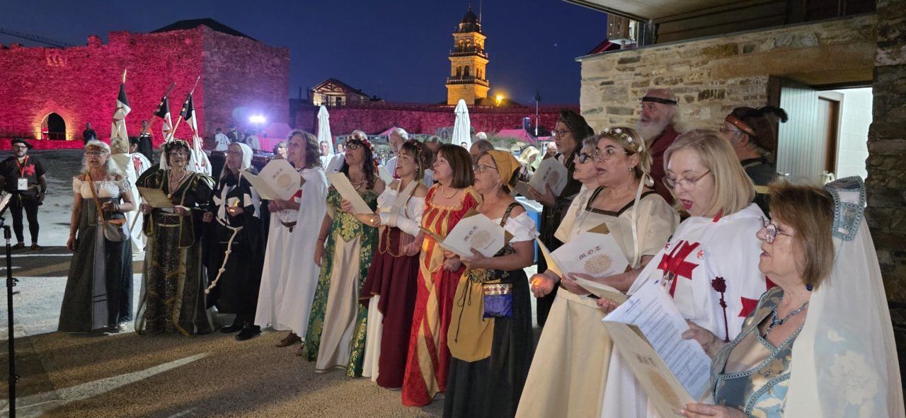 Grupo de personas vestidas con trajes medievales en la Cena Templaria
