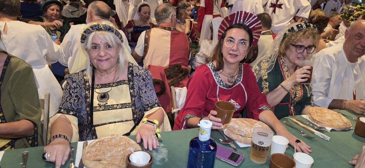 Participantes en la Cena Templaria con vestimenta medieval en Ponferrada