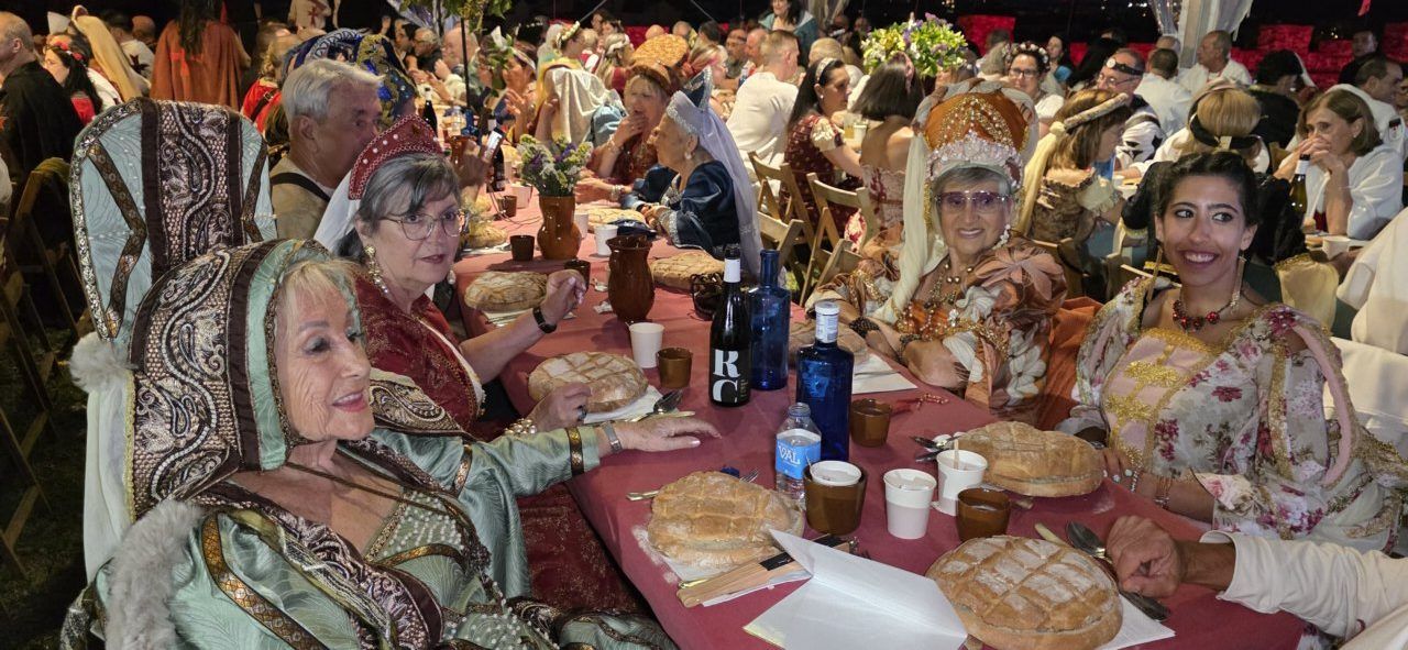 Participantes en la Cena Templaria de Ponferrada con trajes medievales