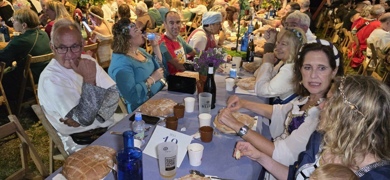 Participantes en la Cena Templaria disfrutando de la comida en Ponferrada