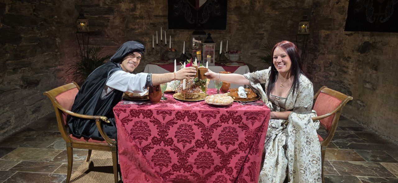 Pareja brindando durante la Cena Templaria en Ponferrada