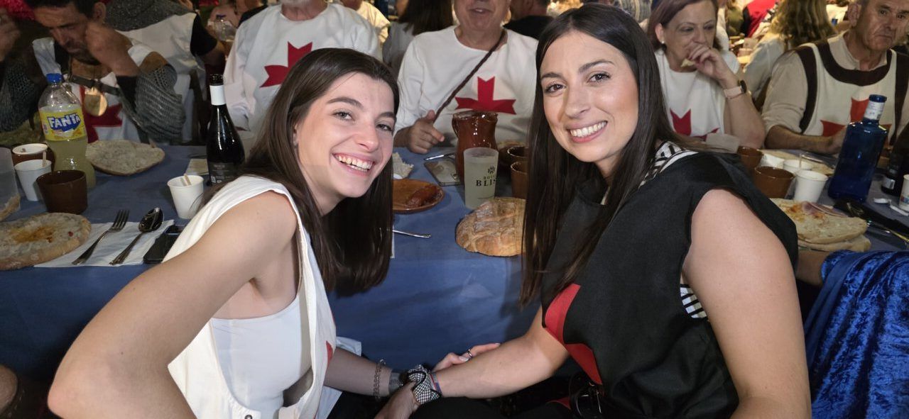 Dos mujeres sonrientes en la Cena Templaria de Ponferrada 2026.