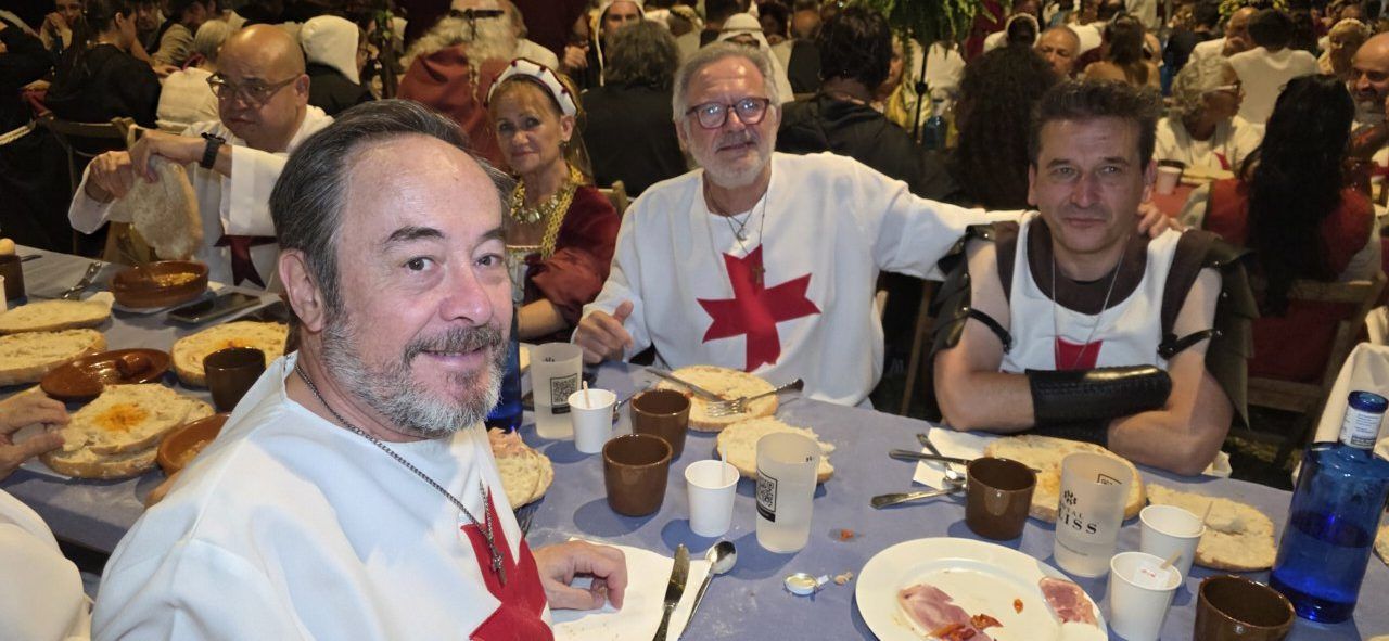 Participantes en la Cena Templaria con vestimenta medieval en Ponferrada